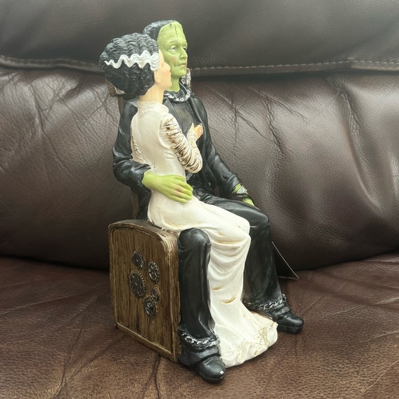 Frankenstein & Bride on Electric Chair - Spooky Night Halloween Decor - Picture 15 of 16